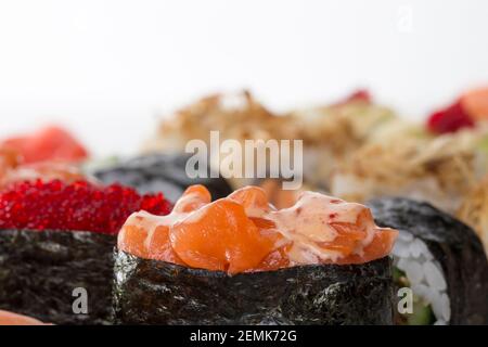 Set von köstlichen Gunkans Sushi. Gunkans mit Lachs und rotem Robiko-Kaviar. Makro. Foto kann als ganzer Hintergrund verwendet werden. Stockfoto