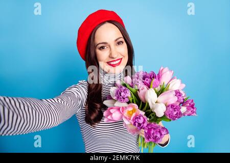 Foto-Porträt der Frau, die Selfie lächelnd halten Tulpen Bouquet Isolierter lebhafter blauer Hintergrund Stockfoto