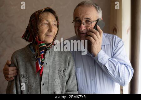 Mann umarmte seine Mutter im Hijab Stockfoto