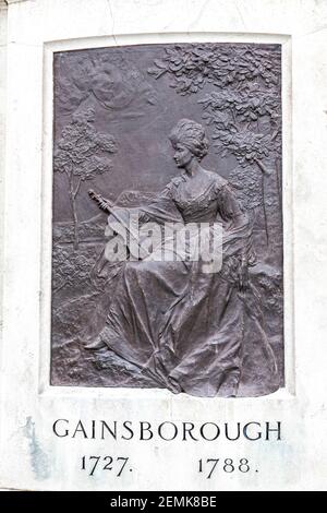 Ein Relief auf der Statue auf dem Marktplatz, Sudbury Suffolk UK des berühmten Künstlers Thomas Gainsborough (1727 - 1788) - Er wurde in der Stadt geboren. Stockfoto