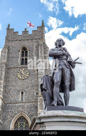 Die Statue neben der St. Peters Kirche auf dem Marktplatz, Sudbury Suffolk UK des berühmten Künstlers Thomas Gainsborough (1727 - 1788) - Er wurde in Th geboren Stockfoto