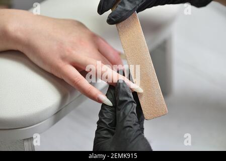 Manikurist Feilen Nägel Nahaufnahme mit Nagelfeile Stockfoto