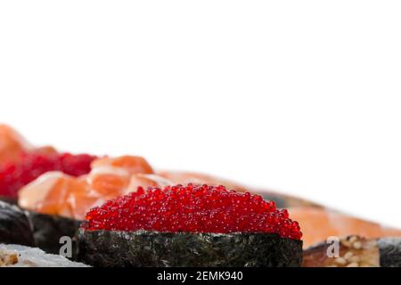 Set von köstlichen Gunkans Sushi. Gunkans mit Lachs und rotem Robiko-Kaviar. Makro. Foto kann als ganzer Hintergrund verwendet werden. Stockfoto
