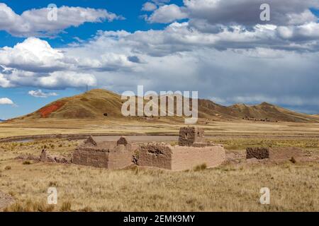 Ruinen eines alten lehmbaus auf dem altiplano in der Provinz Puno im Südosten Perus, Südamerika. Stockfoto