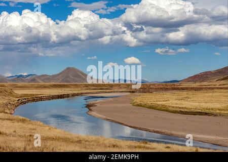 Die desolate Landschaft des altiplano in der Provinz Puno im Südosten Perus, Südamerika. Stockfoto