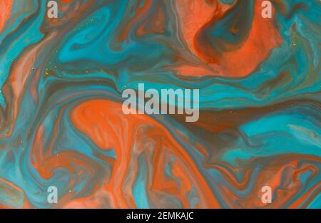 Fließende Kunst mit Acrylfarbe und Tinte in Orange, Schwarz und Grau und Teal Tönen. Bunte Marmorstruktur Boden Stockfoto