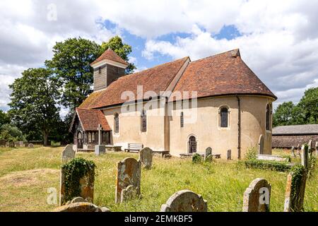 Sommer in Constable Country - die normannische Kirche St. Mary (aus mindestens 1135AD) am Ufer des Flusses Stour in Wissington, Suffolk UK Stockfoto