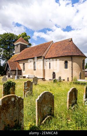 Sommer in Constable Country - die normannische Kirche St. Mary (aus mindestens 1135AD) am Ufer des Flusses Stour in Wissington, Suffolk UK Stockfoto