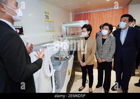 (210225) -- HONGKONG, 25. Februar 2021 (Xinhua) -- Carrie Lam (3rd R), Chief Executive der Sonderverwaltungsregion Hongkong (HKSAR), Qiu Hong (2nd R), stellvertretender Leiter des Verbindungsbüros der zentralen Volksregierung im HKSAR, Henry Fan Hung-ling (1st R), Vorsitzender der HKSAR Hospital Authority (HA), Und andere Gäste inspizieren die Stationseinrichtungen des North Lantau Hospital Hong Kong Infection Control Center (HKICC) im südchinesischen Hongkong, 25. Februar 2021. Die zentrale staatlich finanzierte Nord Lantau HKICC wurde am Donnerstag eingeweiht, und es wird zunächst eine Station mit 48 Isolation zu öffnen Stockfoto