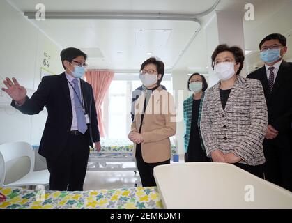 (210225) -- HONGKONG, 25. Februar 2021 (Xinhua) -- Carrie Lam (2nd L), Chief Executive der Sonderverwaltungsregion Hongkong (HKSAR), Qiu Hong (2nd R), der stellvertretende Leiter des Verbindungsbüros der zentralen Volksregierung im HKSAR und andere Gäste besuchen eine Station des North Lantau Hospital Hong Kong Infection Control Center (HKICC) im südchinesischen Hongkong, 25. Februar 2021. Die zentrale staatlich finanzierte Nord-Lantau HKICC wurde am Donnerstag eingeweiht, und es wird zunächst eine Station mit 48 Isolationsbetten am Freitag öffnen. Das HKICC ist das letzte der drei von der Zentralregierung unterstützten Projekte Stockfoto