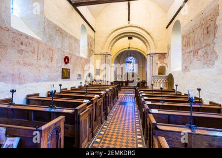 Das Innere der normannischen Kirche St. Mary (aus mindestens 1135AD) am Ufer des Flusses Stour in Wissington, Suffolk UK Stockfoto