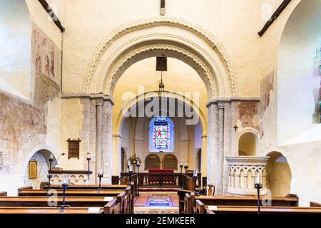 Das Innere der normannischen Kirche St. Mary (aus mindestens 1135AD) am Ufer des Flusses Stour in Wissington, Suffolk UK Stockfoto