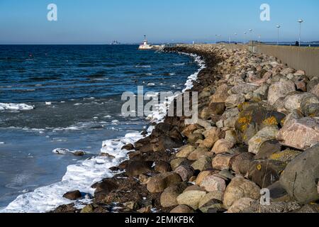 Ein Bild eines Wellenbrechers, der einen Hafen schützt. Bild aus Lomma, Südschweden Stockfoto