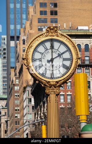 Straßenuhr auf der Fifth Avenue gegenüber vom Madison Square Park, NYC, USA Stockfoto