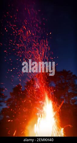 Riesiges Feuer von Baumstämmen. Einmal waren es Todeshaufen (Scheiterhaufen) und Lagerfeuer für die Verbrennung von Hexen und Zauberern (Todesfeuer). Xyloid-Kohle. Stockfoto