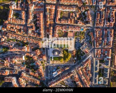 Luftaufnahme von oben nach unten der traditionellen Wohngegend bei Sonnenaufgang im Belem Viertel von Lissabon, Portugal. Stockfoto