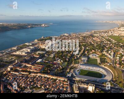 Luftaufnahme des historischen Belem Distrikts und des Tejo Flusses bei Sonnenaufgang in Lissabon, Portugal. Stockfoto