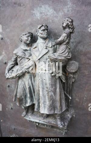 Prag, Tschechische Republik - 15. Februar 2020 -Nationaldenkmal in Vítkov im Winter - Detail der Türen am Denkmal Stockfoto