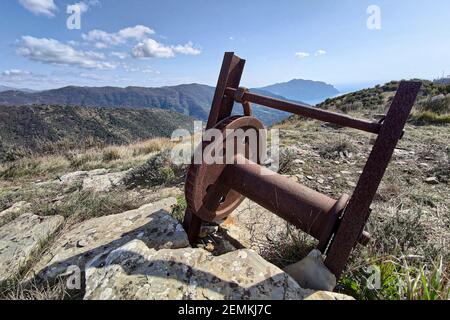 Verrostete Winde auf dem Gipfel des Fasce Mountain, Genua Italien Stockfoto