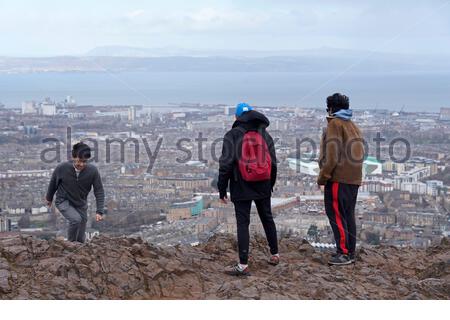 Edinburgh, Schottland, Großbritannien. Februar 2021, 25th. Menschen genießen die Sonne und im Freien im Holyrood Park. Blick nach Norden über die vierte Mündung vom Gipfel des Arthurs Seat. Kredit: Craig Brown/Alamy Live Nachrichten Stockfoto