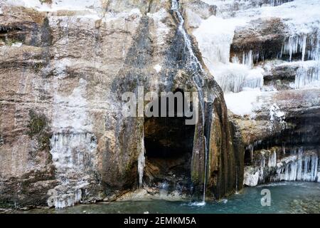 Gefrorener Wasserfall und Eingang zur Felseneisgrotte Stockfoto