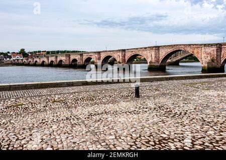 Die rote Berwick-Sandsteinbrücke über den Fluss Tweed Wurde von James Burrell zwischen 1611 und 1634 und gebaut Hat 15 Bögen Stockfoto