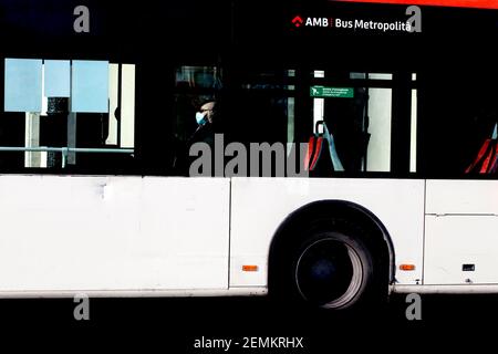 Mann saß im Bus, Barcelona, Spanien. Stockfoto