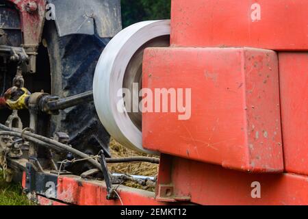 Der Prozess des Pressens von Heu in Ballen, die Arbeit der Pressenmaschine, der Mechanismus und Details der press,2020 Stockfoto