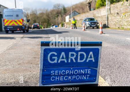 Innishannon, West Cork, Irland. Februar 2021, 25th. Ein Garda-Kontrollpunkt in Innishannon, als Teil der Operation Fanacht, wurde heute von zwei gardai bemannt, um sicherzustellen, dass die Öffentlichkeit die COVID-19 Level 5 Lockdown-Beschränkungen der irischen Regierung einhält. Die Sperre soll bis zum 5th. April andauern. Quelle: AG News/Alamy Live News. Stockfoto