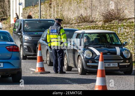 Innishannon, West Cork, Irland. Februar 2021, 25th. Ein Garda-Kontrollpunkt in Innishannon, als Teil der Operation Fanacht, wurde heute von zwei gardai bemannt, um sicherzustellen, dass die Öffentlichkeit die COVID-19 Level 5 Lockdown-Beschränkungen der irischen Regierung einhält. Die Sperre soll bis zum 5th. April andauern. Quelle: AG News/Alamy Live News. Stockfoto