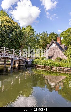 Sommerzeit in Constable Country - 16th Century Flatford Bridge Cottage neben dem River Stour in der Nähe von Flatford Mill, East Bergholt, Suffolk UK Stockfoto