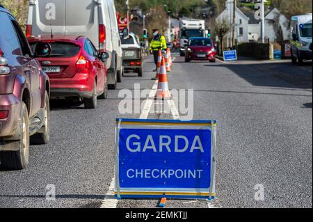 Innishannon, West Cork, Irland. Februar 2021, 25th. Ein Garda-Kontrollpunkt in Innishannon, als Teil der Operation Fanacht, wurde heute von zwei gardai bemannt, um sicherzustellen, dass die Öffentlichkeit die COVID-19 Level 5 Lockdown-Beschränkungen der irischen Regierung einhält. Die Sperre soll bis zum 5th. April andauern. Quelle: AG News/Alamy Live News. Stockfoto