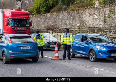 Innishannon, West Cork, Irland. Februar 2021, 25th. Ein Garda-Kontrollpunkt in Innishannon, als Teil der Operation Fanacht, wurde heute von zwei gardai bemannt, um sicherzustellen, dass die Öffentlichkeit die COVID-19 Level 5 Lockdown-Beschränkungen der irischen Regierung einhält. Die Sperre soll bis zum 5th. April andauern. Quelle: AG News/Alamy Live News. Stockfoto