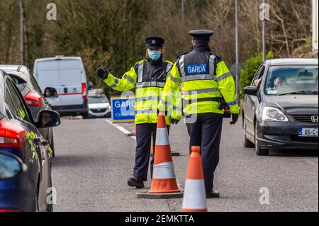 Innishannon, West Cork, Irland. Februar 2021, 25th. Ein Garda-Kontrollpunkt in Innishannon, als Teil der Operation Fanacht, wurde heute von zwei gardai bemannt, um sicherzustellen, dass die Öffentlichkeit die COVID-19 Level 5 Lockdown-Beschränkungen der irischen Regierung einhält. Die Sperre soll bis zum 5th. April andauern. Quelle: AG News/Alamy Live News. Stockfoto