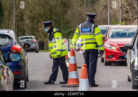 Innishannon, West Cork, Irland. Februar 2021, 25th. Ein Garda-Kontrollpunkt in Innishannon, als Teil der Operation Fanacht, wurde heute von zwei gardai bemannt, um sicherzustellen, dass die Öffentlichkeit die COVID-19 Level 5 Lockdown-Beschränkungen der irischen Regierung einhält. Die Sperre soll bis zum 5th. April andauern. Quelle: AG News/Alamy Live News. Stockfoto