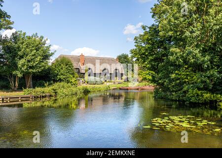 Sommerzeit in Constable Country - Flatford Granary am Fluss Stour in der Nähe von Flatford Mill, East Bergholt, Suffolk UK Stockfoto