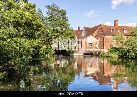 Sommerzeit in Constable Country - Flatford Mill neben dem Fluss Stour, East Bergholt, Suffolk UK Stockfoto