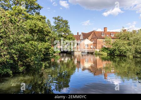 Sommerzeit in Constable Country - Flatford Mill neben dem Fluss Stour, East Bergholt, Suffolk UK Stockfoto