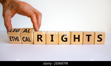 Symbol für ethische oder rechtliche Rechte. Geschäftsmann dreht Holzwürfel und ändert Wörter ethische Rechte zu gesetzlichen Rechten auf einem schönen weißen Hintergrund. Busin Stockfoto