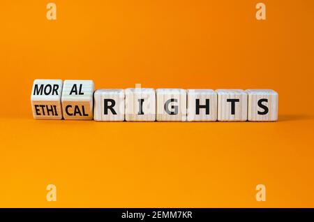 Symbol für ethische oder moralische Rechte. Drehte Holzwürfel und änderte Wörter ethische Rechte zu moralischen Rechten auf einem schönen orangen Hintergrund. Business, Ethik Stockfoto