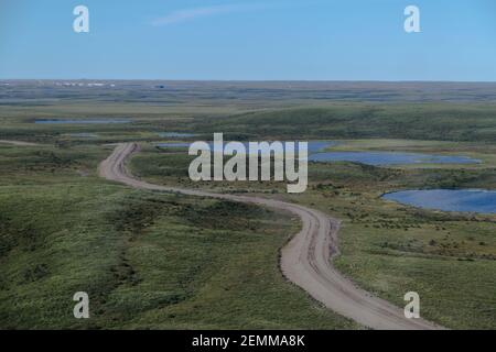 Luftaufnahme des 139km Allwetter-Kieses Inuvik-Tuktoyaktuk Highway (gebaut über Permafrost), Northwest Territories, Kanadas Arktis. Stockfoto