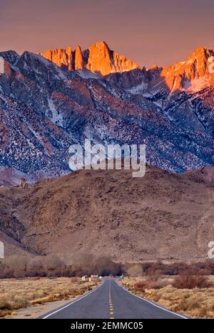 Mount Whitney in Eastern Sierra Nevada, Alabama Hills im Vordergrund bei Sonnenaufgang im Winter vom State Highway 136 in der Nähe von Lone Pine, Kalifornien, USA Stockfoto