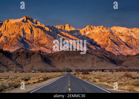 Mount Whitney in der Mitte, Lone Pine Peak auf der linken Seite, Eastern Sierra Nevada, Alabama Hills im Vordergrund, Winter Sonnenaufgang, in der Nähe von Lone Pine, Kalifornien, USA Stockfoto