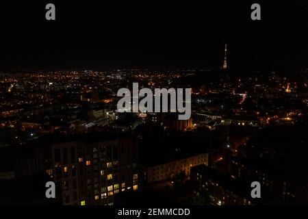 Nacht Stadt Lviv, Luftbild, beleuchtete Straßen und Plätze der Stadt.neu Stockfoto