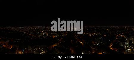 Nacht Stadt Lviv, Luftbild, beleuchtete Straßen und Plätze der Stadt.neu Stockfoto