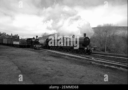 '30053' sitzt im Warenhof von Corfe Castle als '30120' und 'Manston' Doppelkopf durch den Bahnhof. Stockfoto