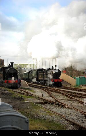 '30053' sitzt im Warenhof von Corfe Castle als '30120' und 'Manston' Doppelkopf durch den Bahnhof. Stockfoto