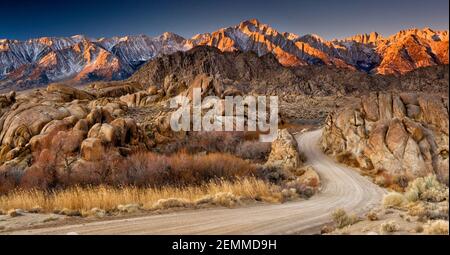 Lone Pine Peak in der Mitte und Mount Whitney auf der rechten Seite, Eastern Sierra Nevada, Sonnenaufgang, Winter, Movie Road, Alabama Hills, in der Nähe von Lone Pine, Kalifornien, USA Stockfoto