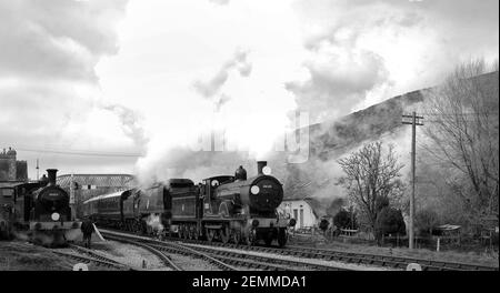 '30053' sitzt im Warenhof von Corfe Castle als '30120' und 'Manston' Doppelkopf durch den Bahnhof. Stockfoto