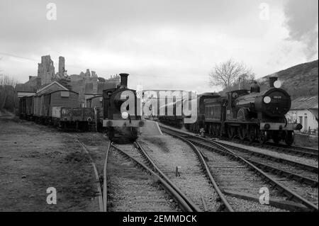 '30053' sitzt im Warenhof von Corfe Castle als '30120' und 'Manston' Doppelkopf durch den Bahnhof. Stockfoto